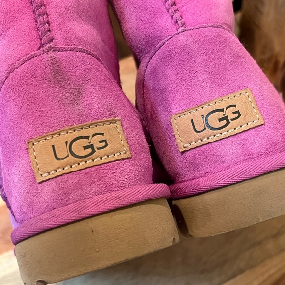 UGGS AUTHENTIC purple magenta size 6 (37). Never worn with slight marks. - Picture 10 of 14